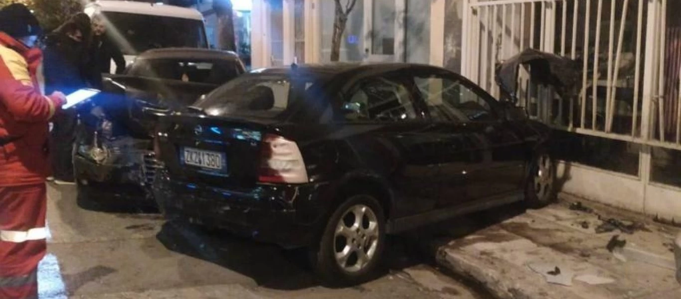 Δείτε τη στιγμή που αυτοκίνητο «καρφώνεται» σε καθαριστήριο στον Κολωνό - Διέλυσε και άλλα ΙΧ (βίντεο-φωτο)